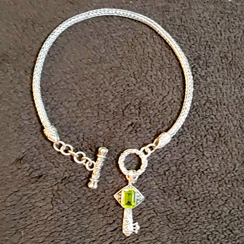 Never been worn Peridot key charm bracelet 7.5